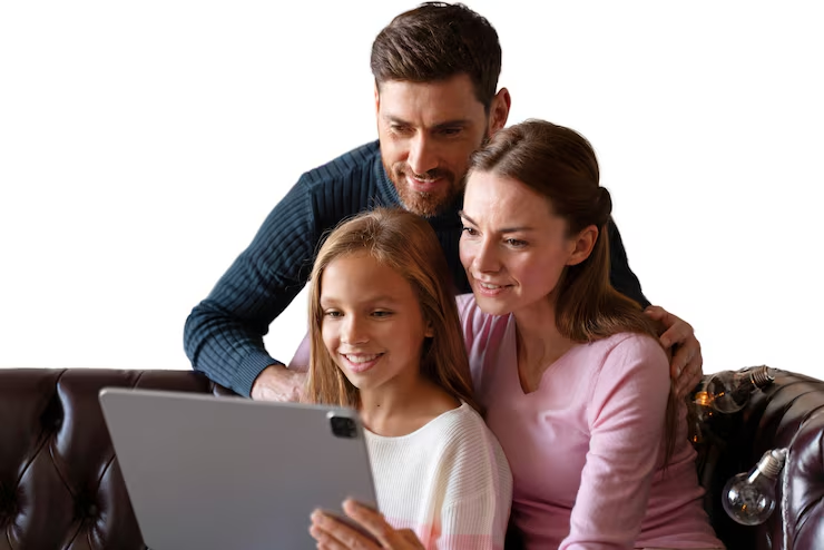 Família olhando junta para uma tela, acompanhando as metas